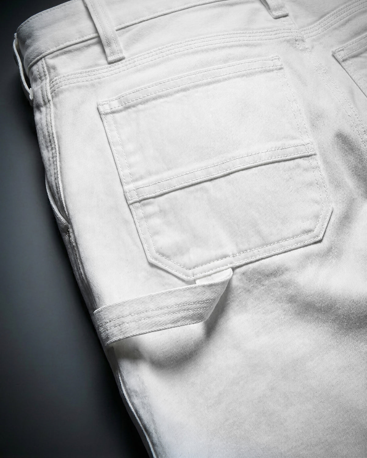 Close-up of denim pocket and stitching on Carpenter Jeans e.s.iconic in white