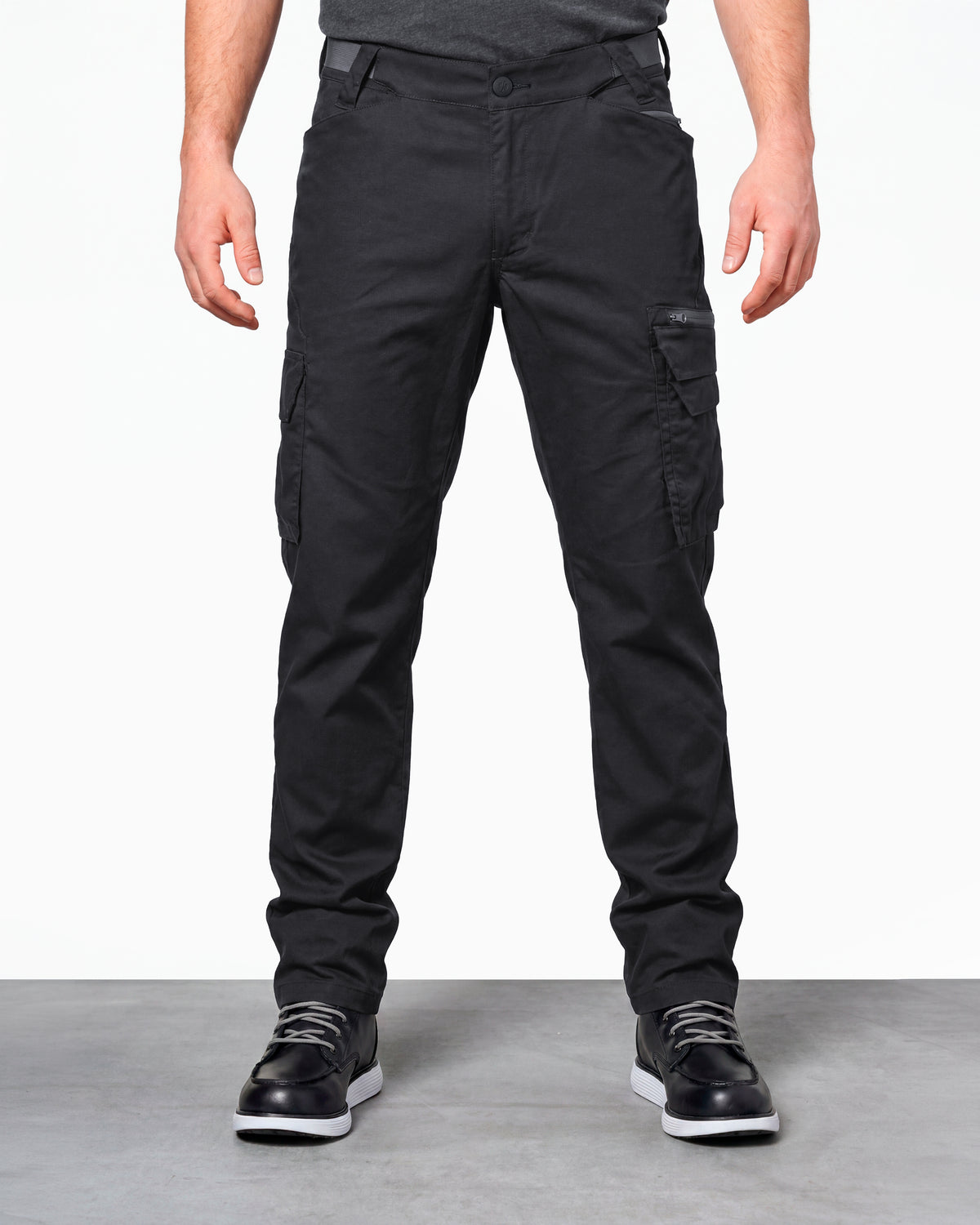 Cargo Pants e.s.trail pure in black/carbon gray worn by a model, front view