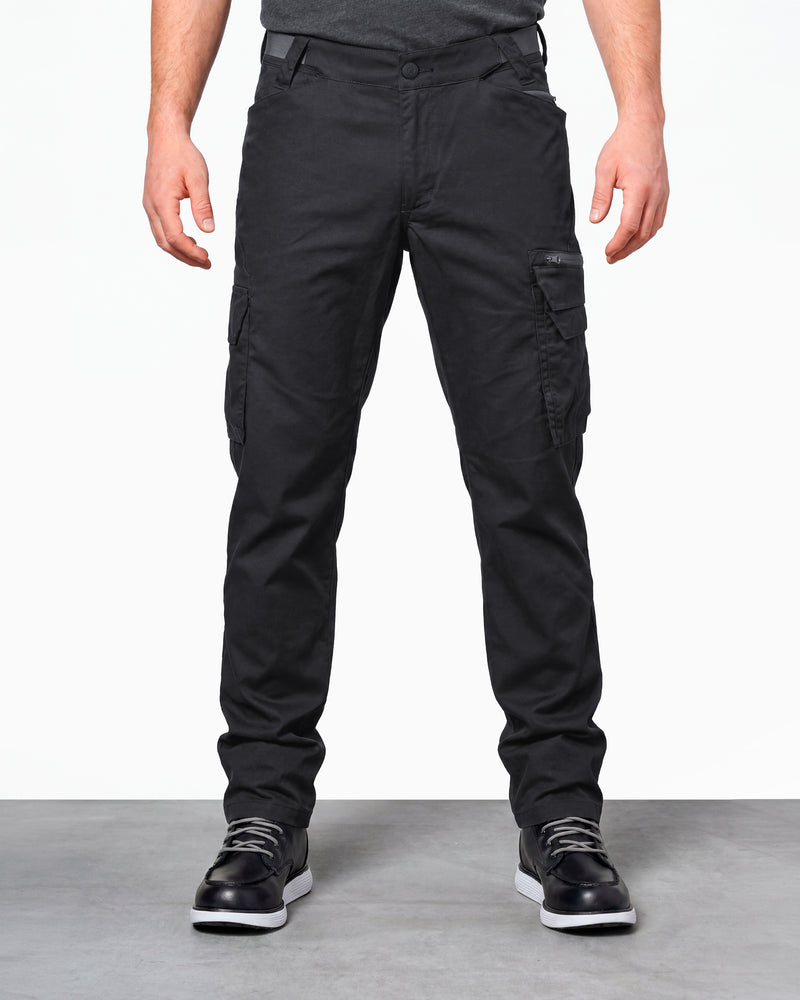 Cargo Pants e.s.trail pure in black/carbon gray worn by a model, front view