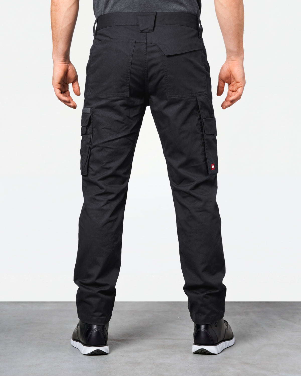 Cargo Pants e.s.trail pure in black/carbon gray worn by a model, rear view
