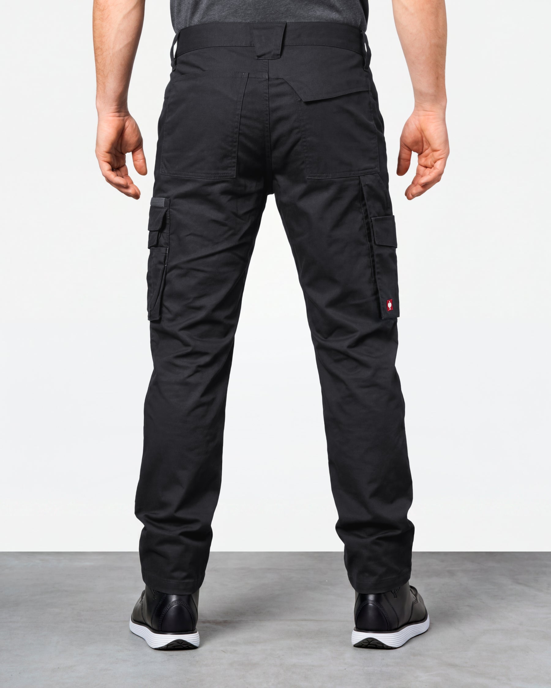 Cargo Pants e.s.trail pure in black/carbon gray worn by a model, rear view