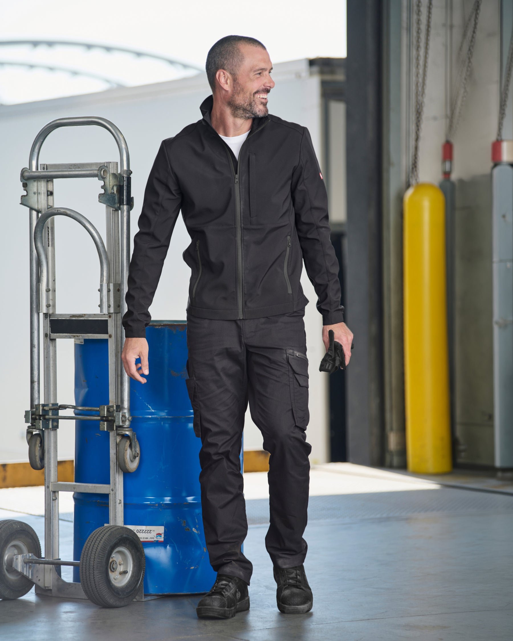 Cargo Pants e.s.trail pure in black/carbon gray in use, showing fit and movement