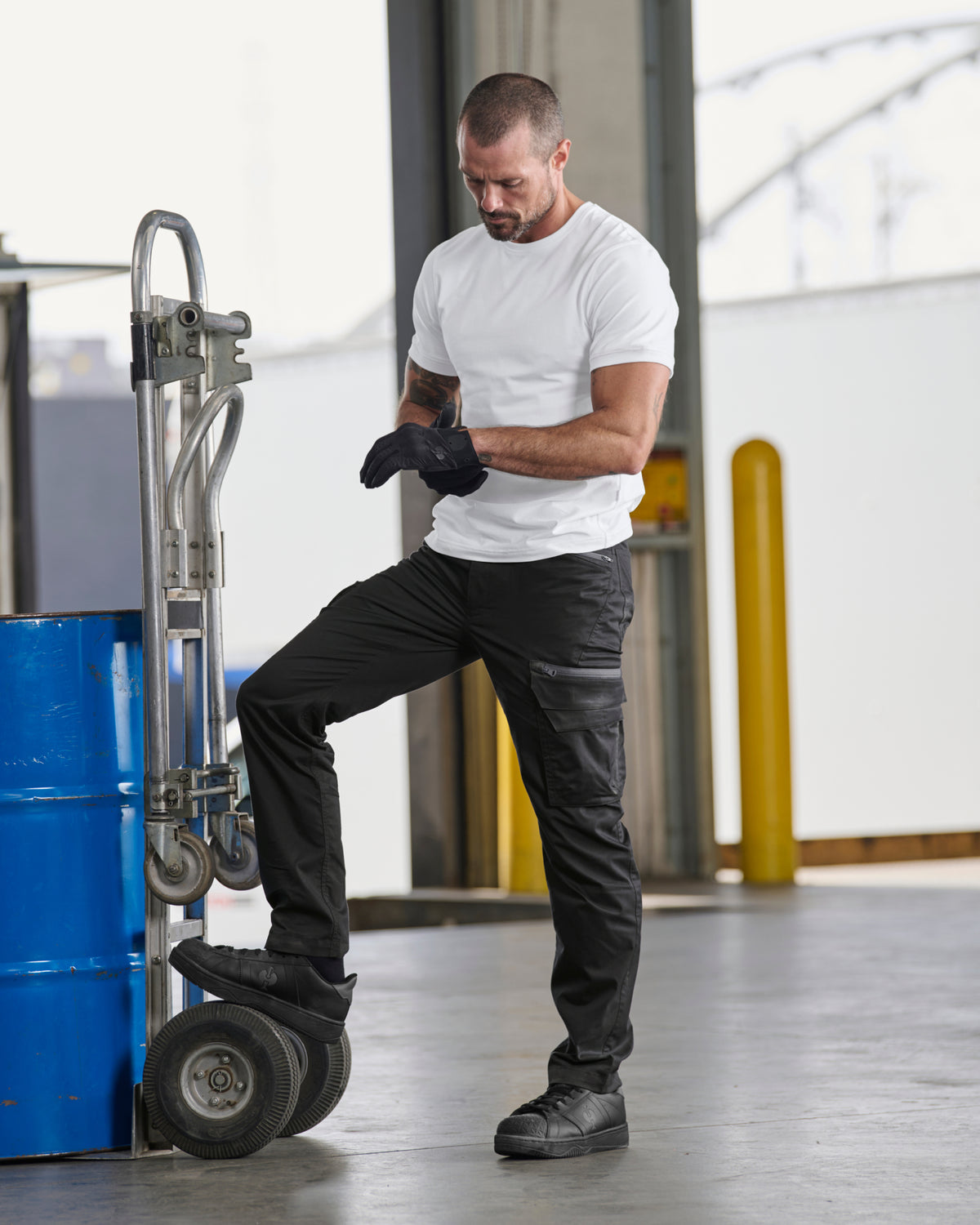 Lifestyle view of Cargo Pants e.s.trail pure in black/carbon gray during work