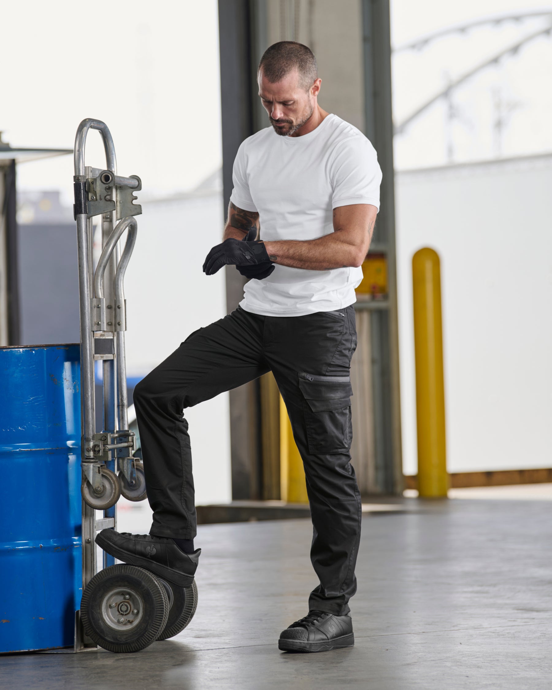 Lifestyle view of Cargo Pants e.s.trail pure in black/carbon gray during work