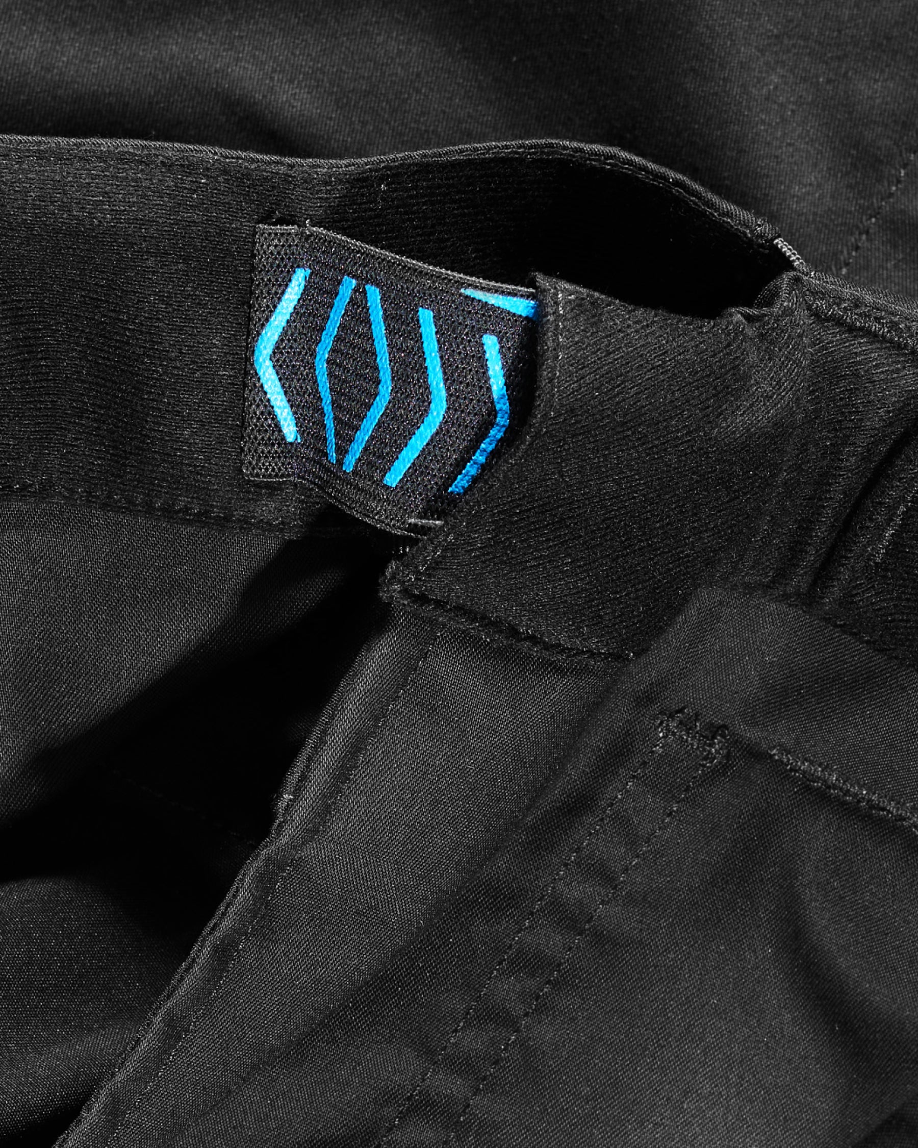 Close-up of waistband details on Cargo Pants e.s.trail pure in black/carbon gray