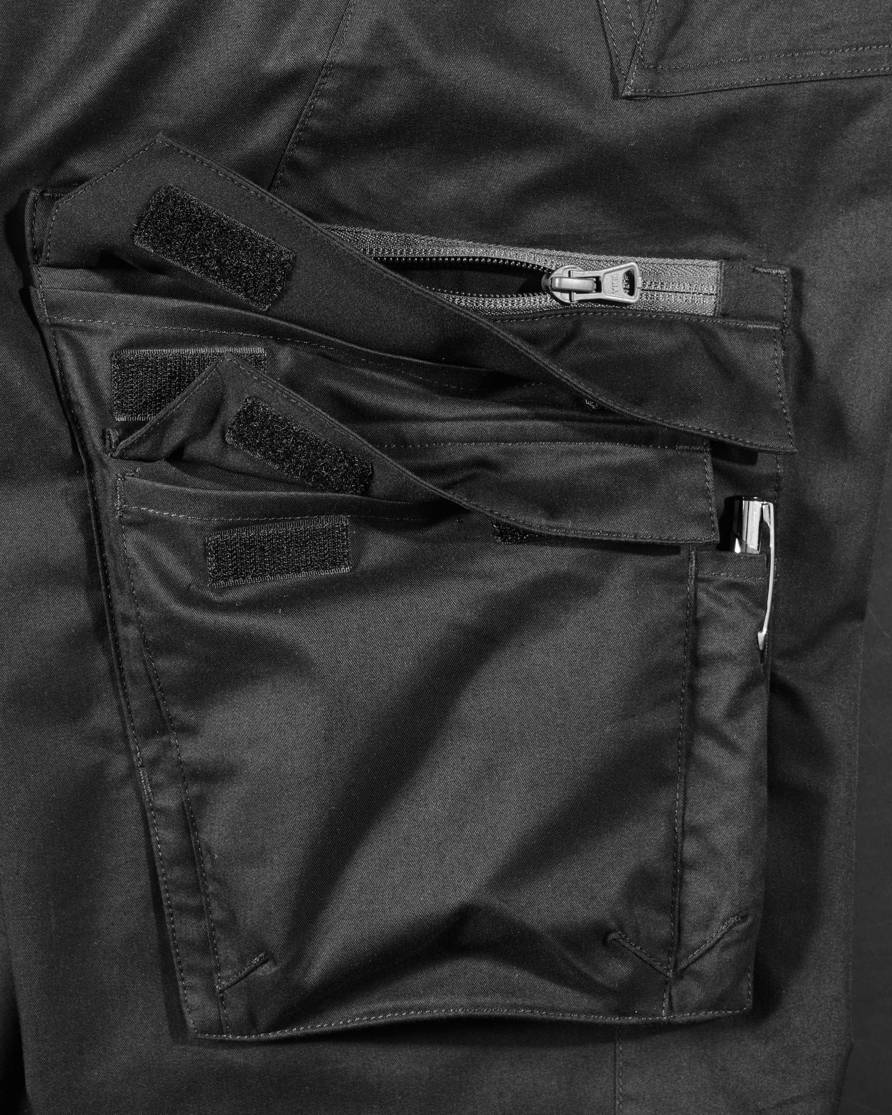 Close-up of reinforced fabric and seams on Cargo Pants e.s.trail pure in black/carbon gray