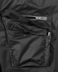 Close-up of reinforced fabric and seams on Cargo Pants e.s.trail pure in black/carbon gray