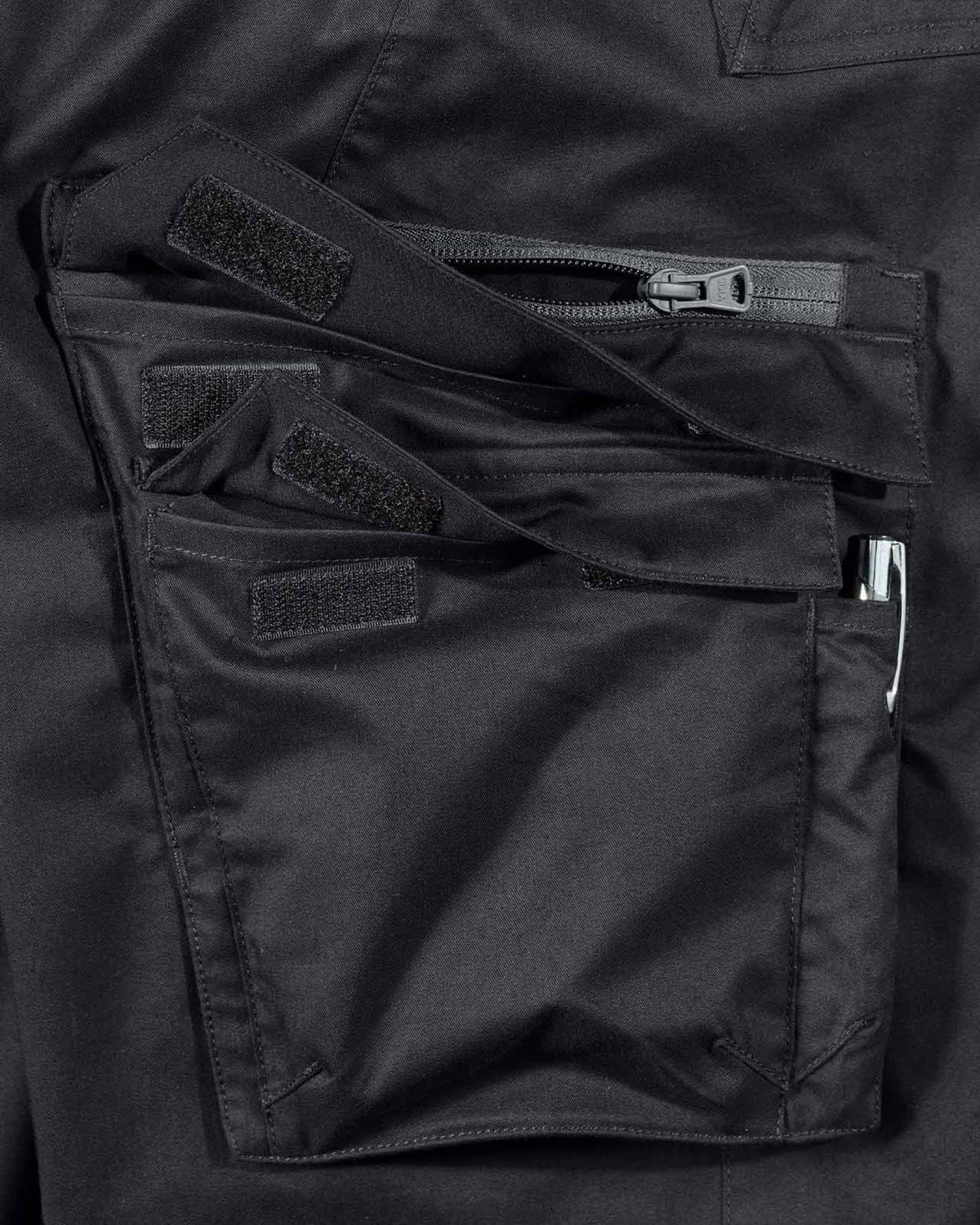 Close-up of reinforced fabric and seams on Women's Cargo Work Pants e.s.trail pure in black/carbon gray