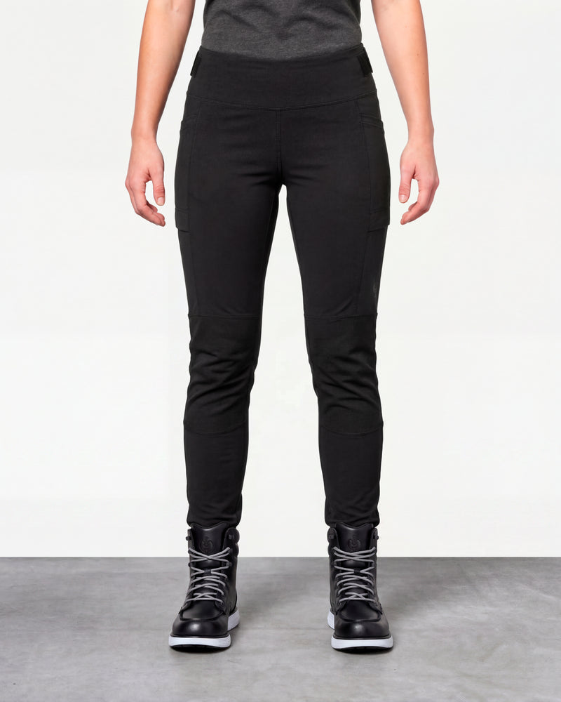 Women's Functional Leggings e.s.trail pure in black worn by a model, front view