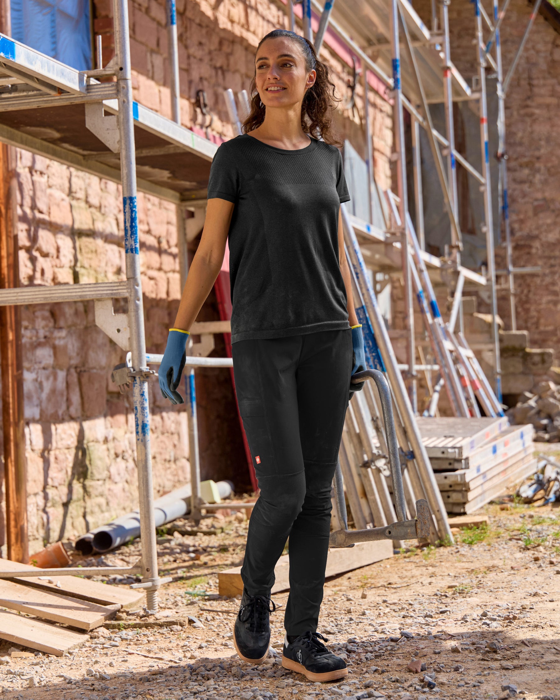 Women's Functional Leggings e.s.trail pure in black in use, showing fit and movement