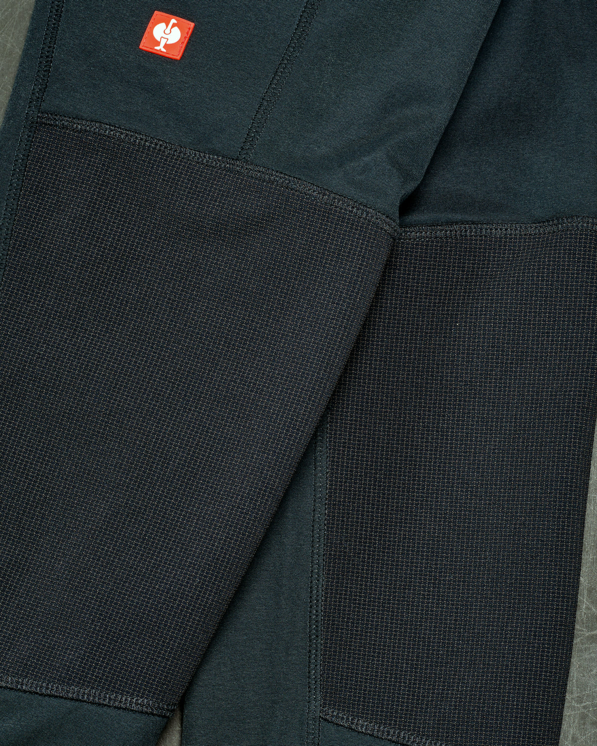 Close-up of pocket and waistband details on Women's Functional Leggings e.s.trail pure in black