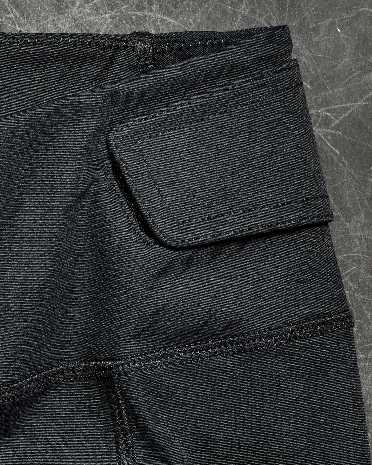 Close-up of functional fabric detail on Women's Functional Leggings e.s.trail pure in black