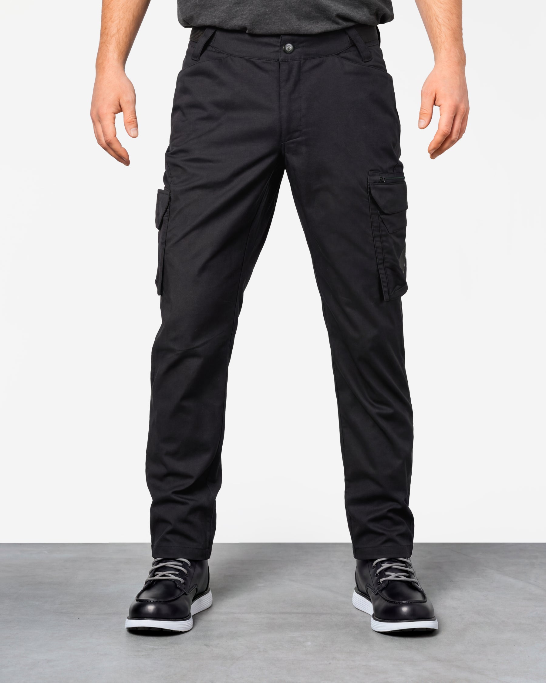 Cargo Pants e.s.trail in black worn by a model, front view