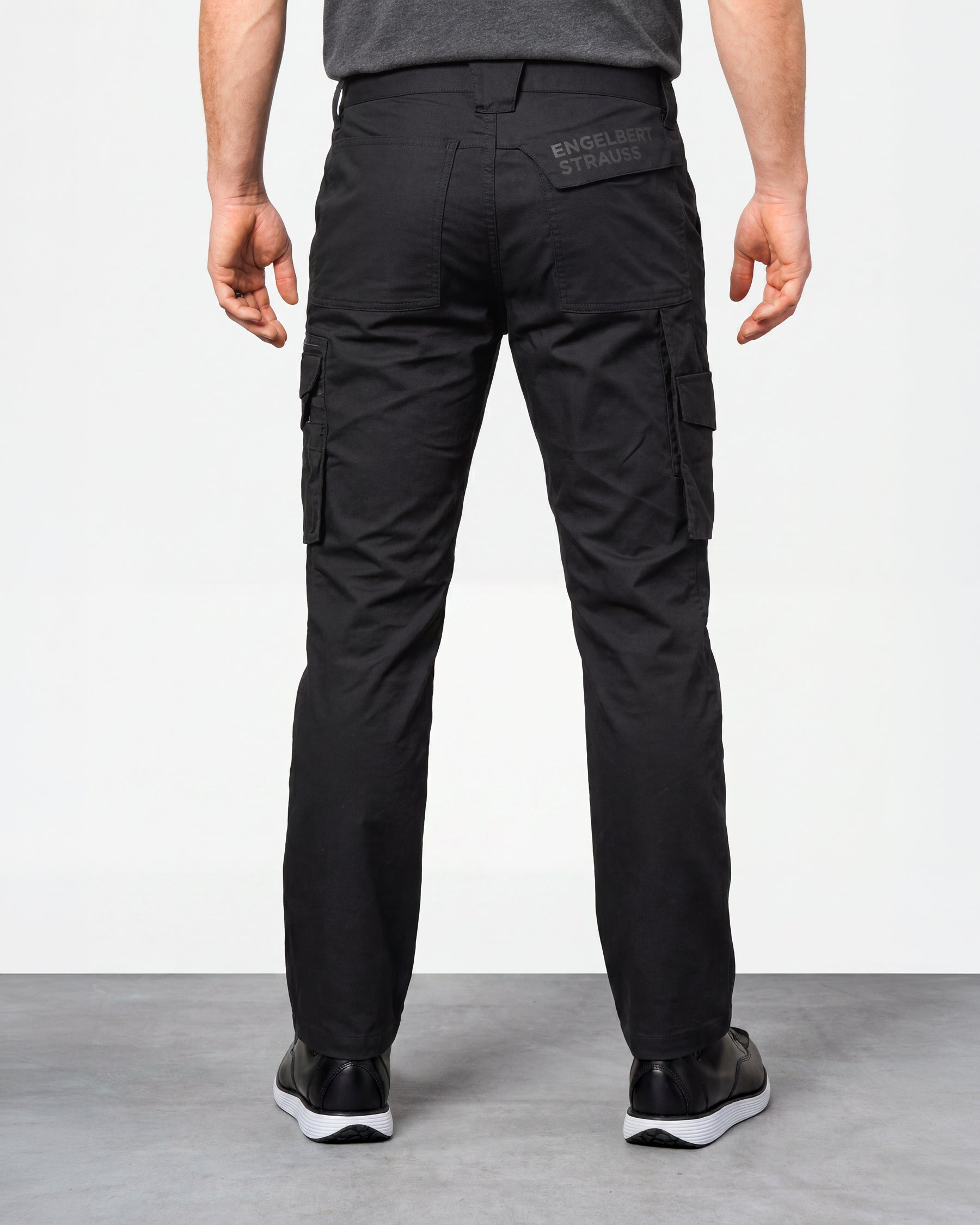 Cargo Pants e.s.trail in black worn by a model, rear view