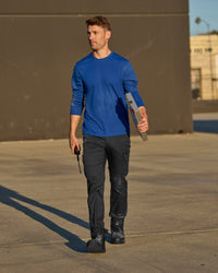 Cargo Pants e.s.trail in black in use, showing fit and movement