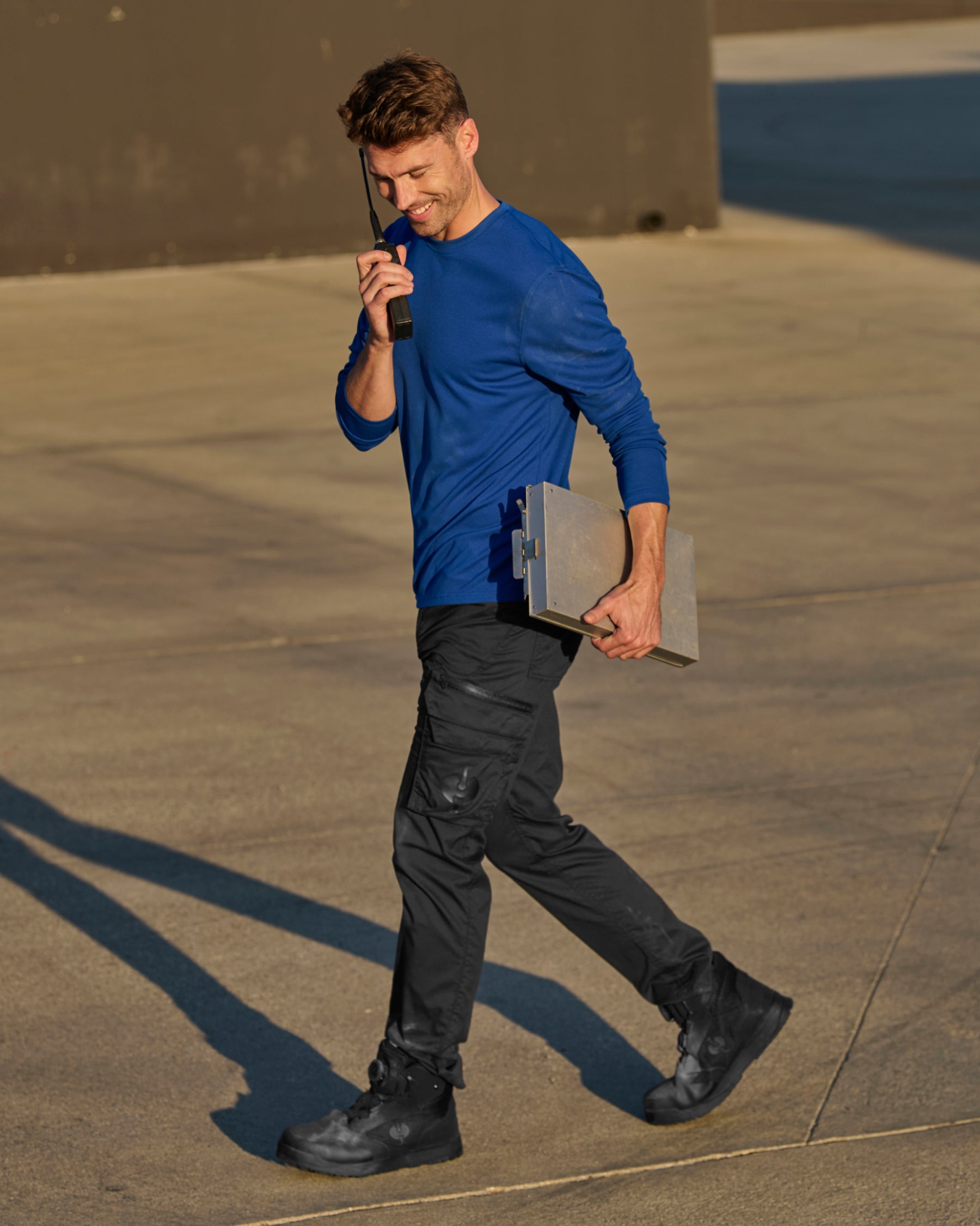 Lifestyle view of Cargo Pants e.s.trail in black during work
