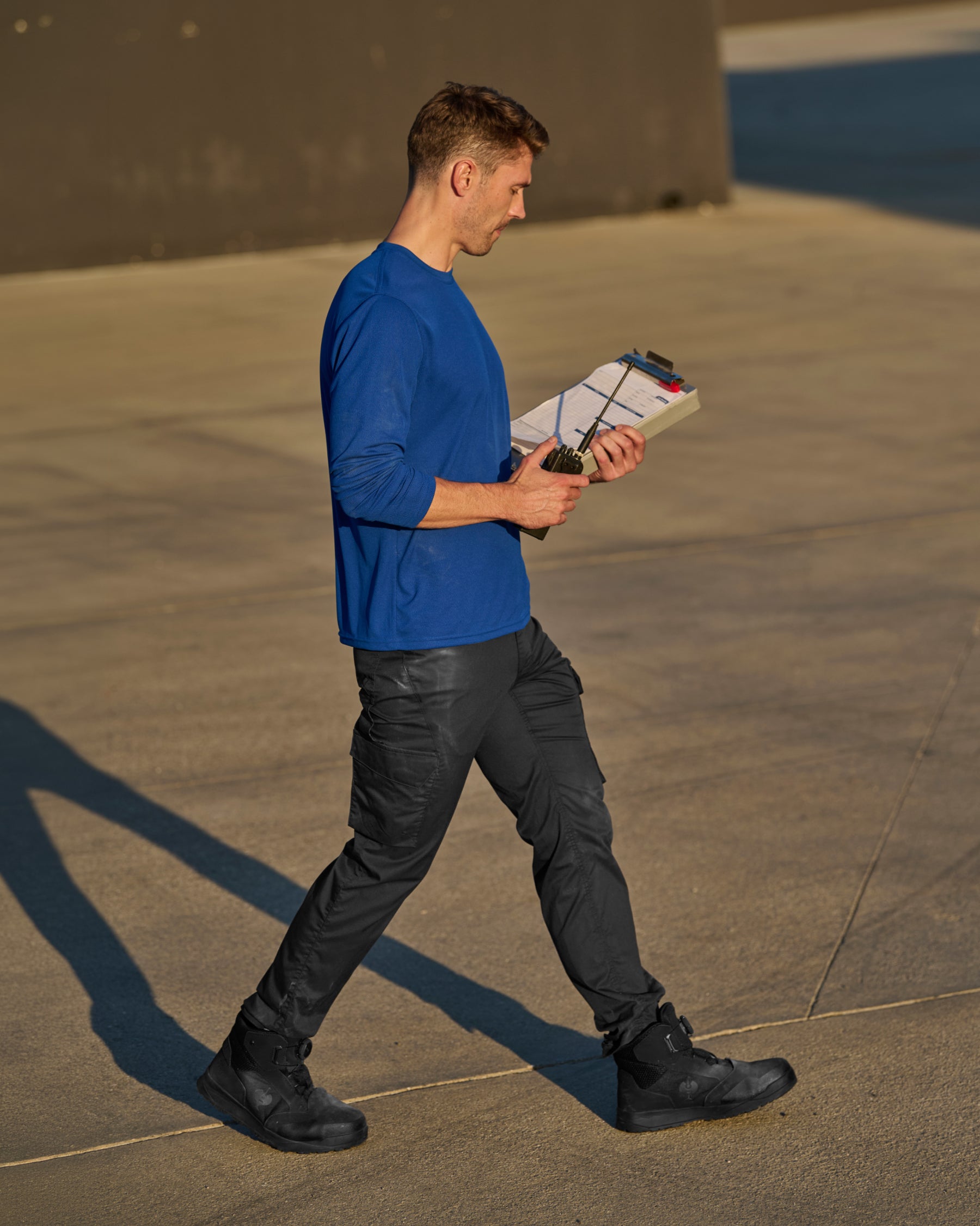 Cargo Pants e.s.trail in black shown in an outdoor workwear setting
