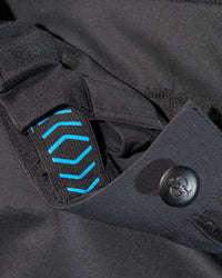 Close-up of waistband details on Cargo Pants e.s.trail in black