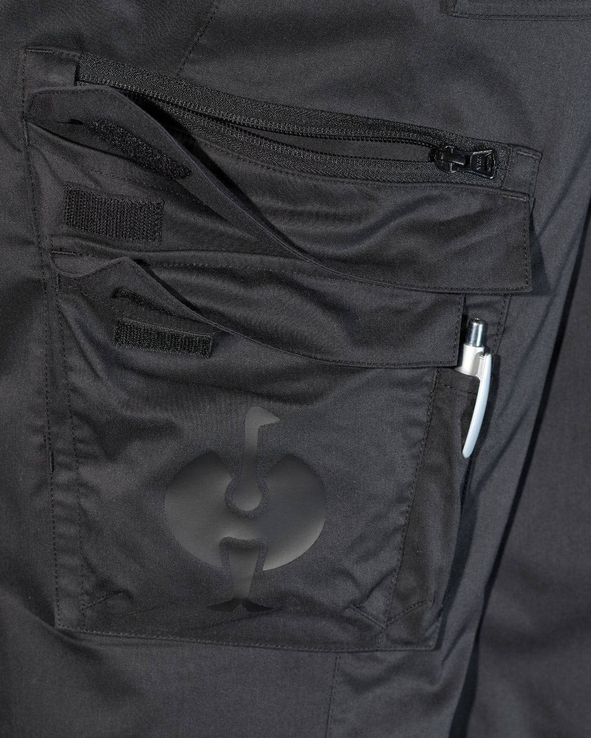 Close-up of reinforced fabric and seams on Cargo Pants e.s.trail in black