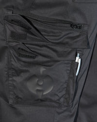 Close-up of reinforced fabric and seams on Cargo Pants e.s.trail in black