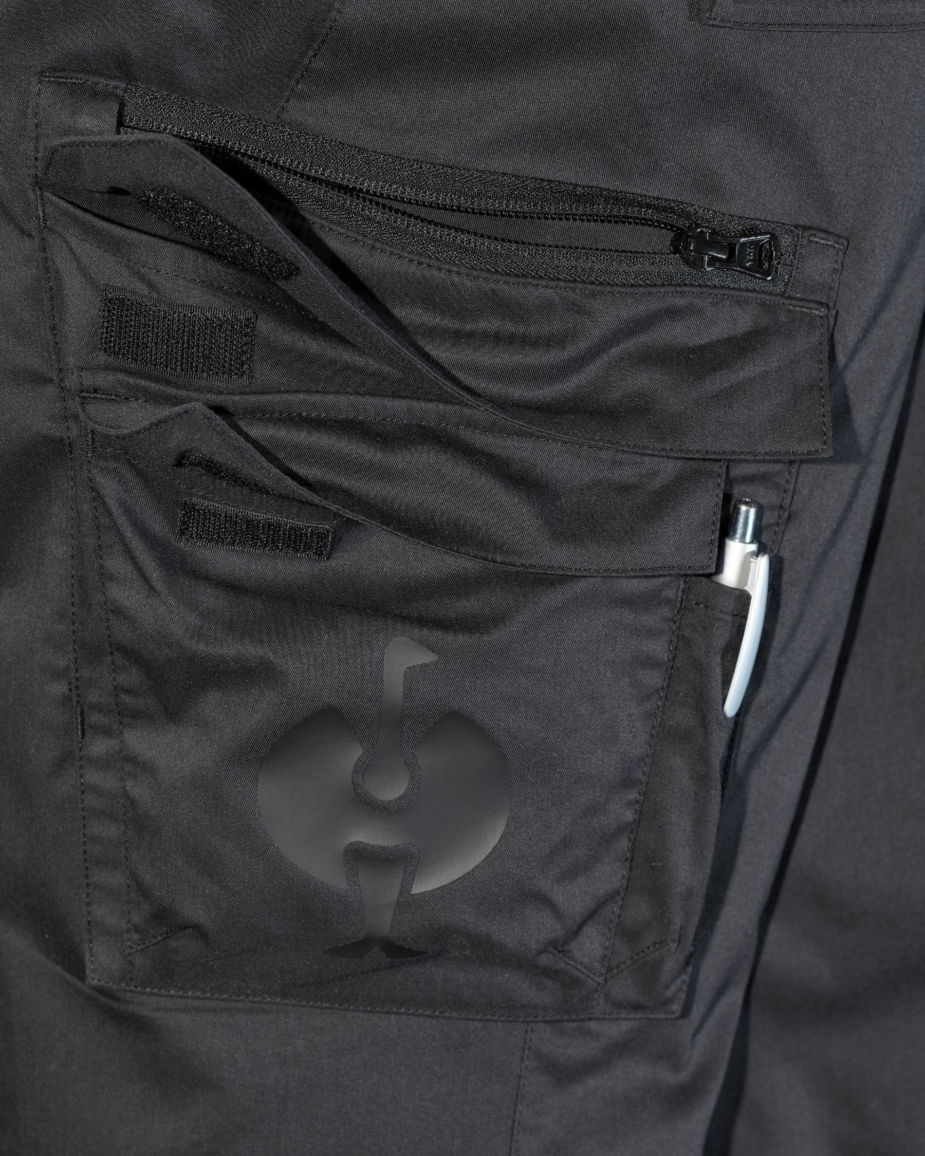 Close-up of reinforced fabric and seams on Cargo Pants e.s.trail in black