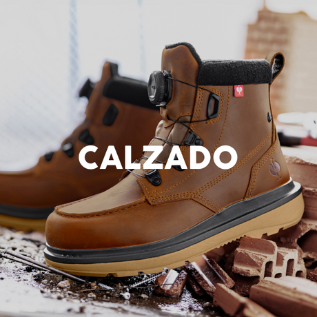 Brown work boots with overlay text 'CALZADO' on a background of bricks and tools.