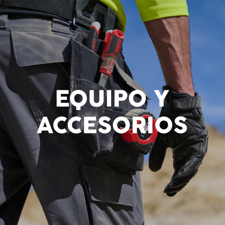 Person wearing work pants with tool belt, tool bag and gloves, text ' EQUIPO Y ACCESORIOS' on a blurred outdoor background