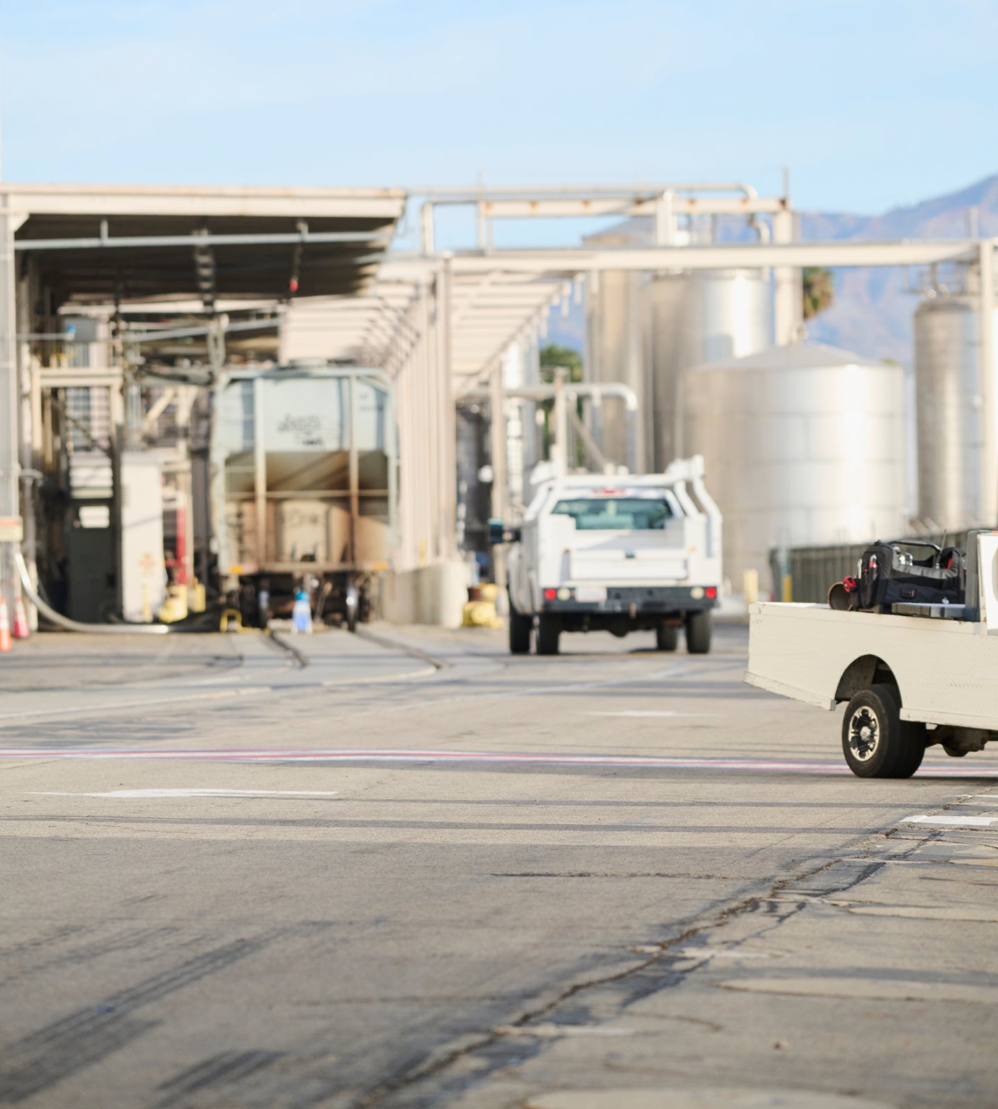 An industrial jobside with different vehicles in the back.