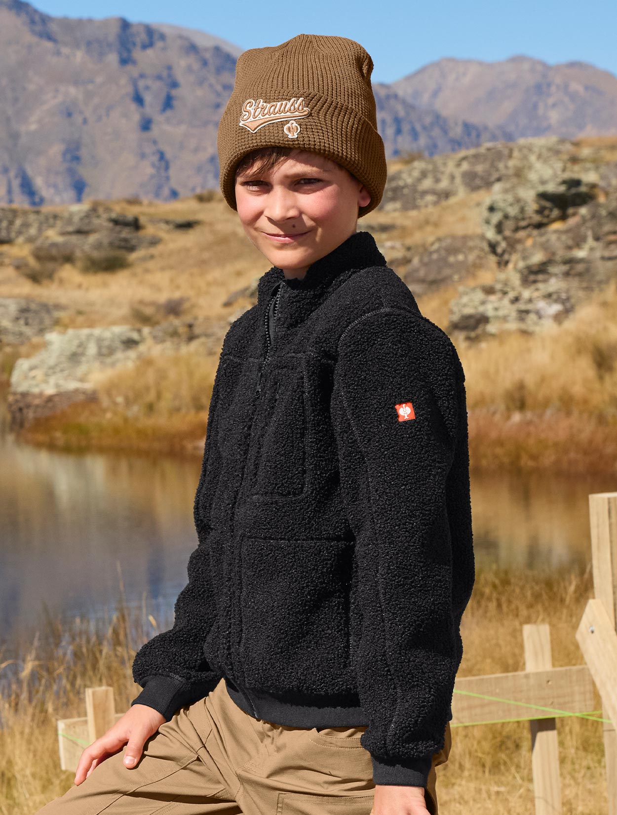 Lifestyle image of Kids Sherpa Fleece Jacket e.s.e:pic in black