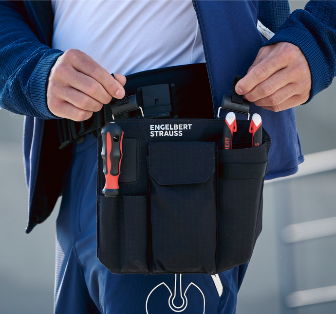 Man wearing the e.s.tool concept bag