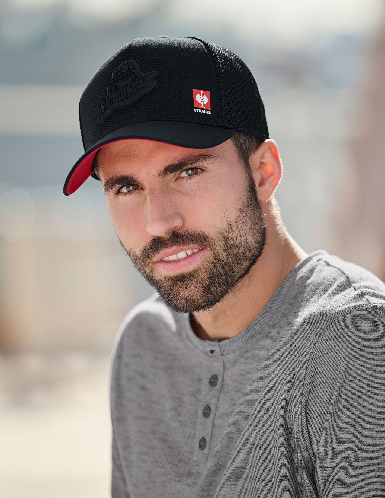 Lifestyle image of Trucker Hat strauss workwear in black