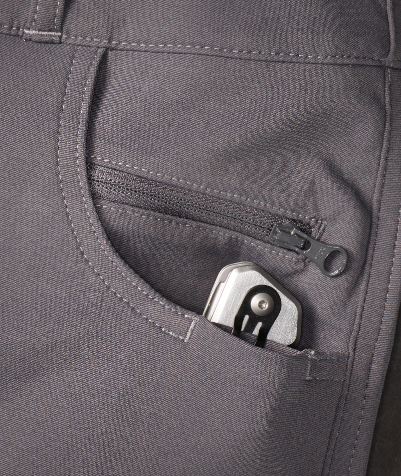 Close-up of STRAUSS Women's e.s.e:pic Leggings pocket details.