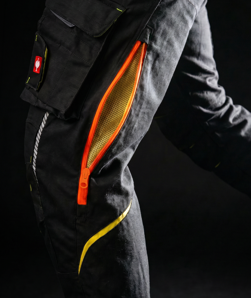 Close-up of STRAUSS e.s.motion 2020 Cargo Work Pants showing cargo pockets and tool storage.